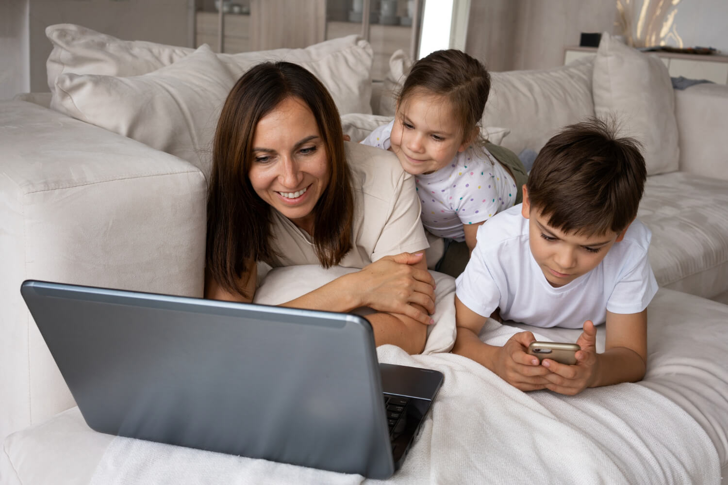 mother-kids-laptop-phone